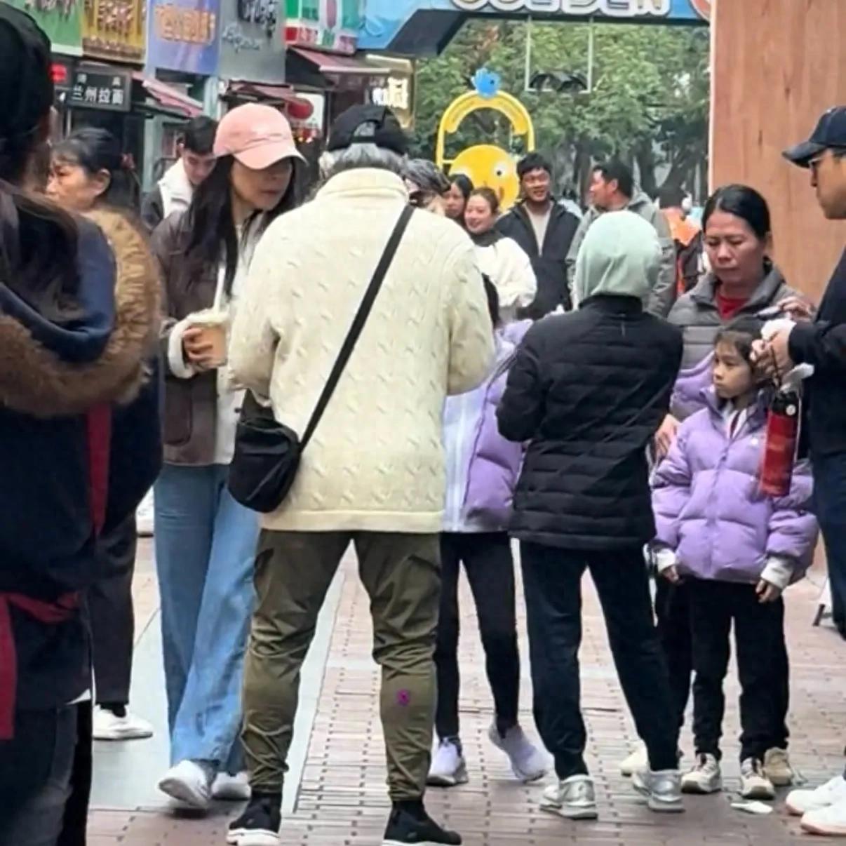 郭晶晶霍启刚一家逛街，不戴口罩接地气，霍震霆获孙子同意一起玩