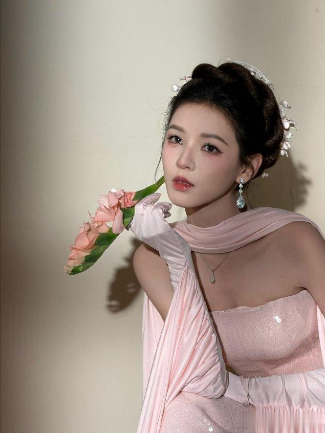 张予曦抹胸平平[舔屏]