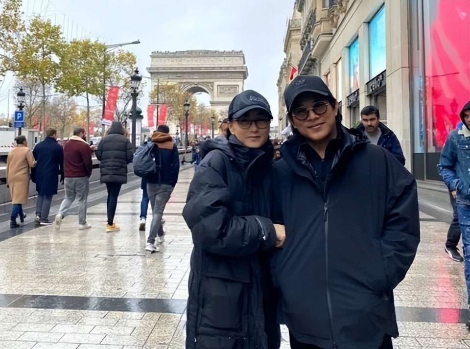 李连杰术后首露面，现身4S店提车，穿粗布衫走飞快，见人多秒垮脸