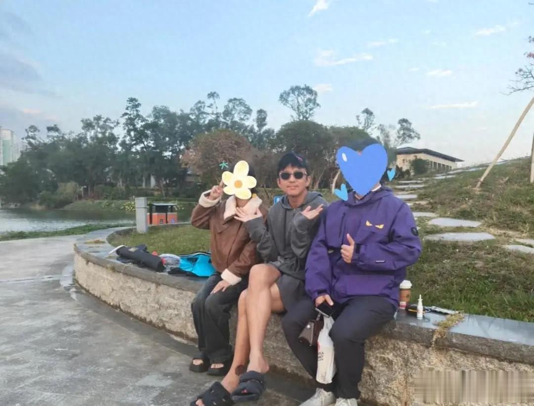 邓超广东街头坐花坛，穿拖鞋大裤衩，合影扭腰摆拍比粉丝还会整活