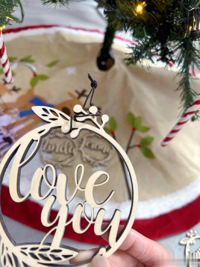 钟嘉欣高调撒糖!晒全家福甜称“五人组”,一家人其乐融融超幸福