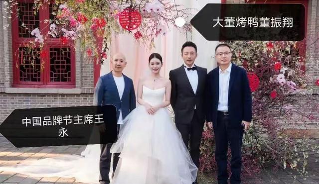 这就是格局！汪小菲家中宴请宾客，给亲朋好友授课，围着吃烤全羊