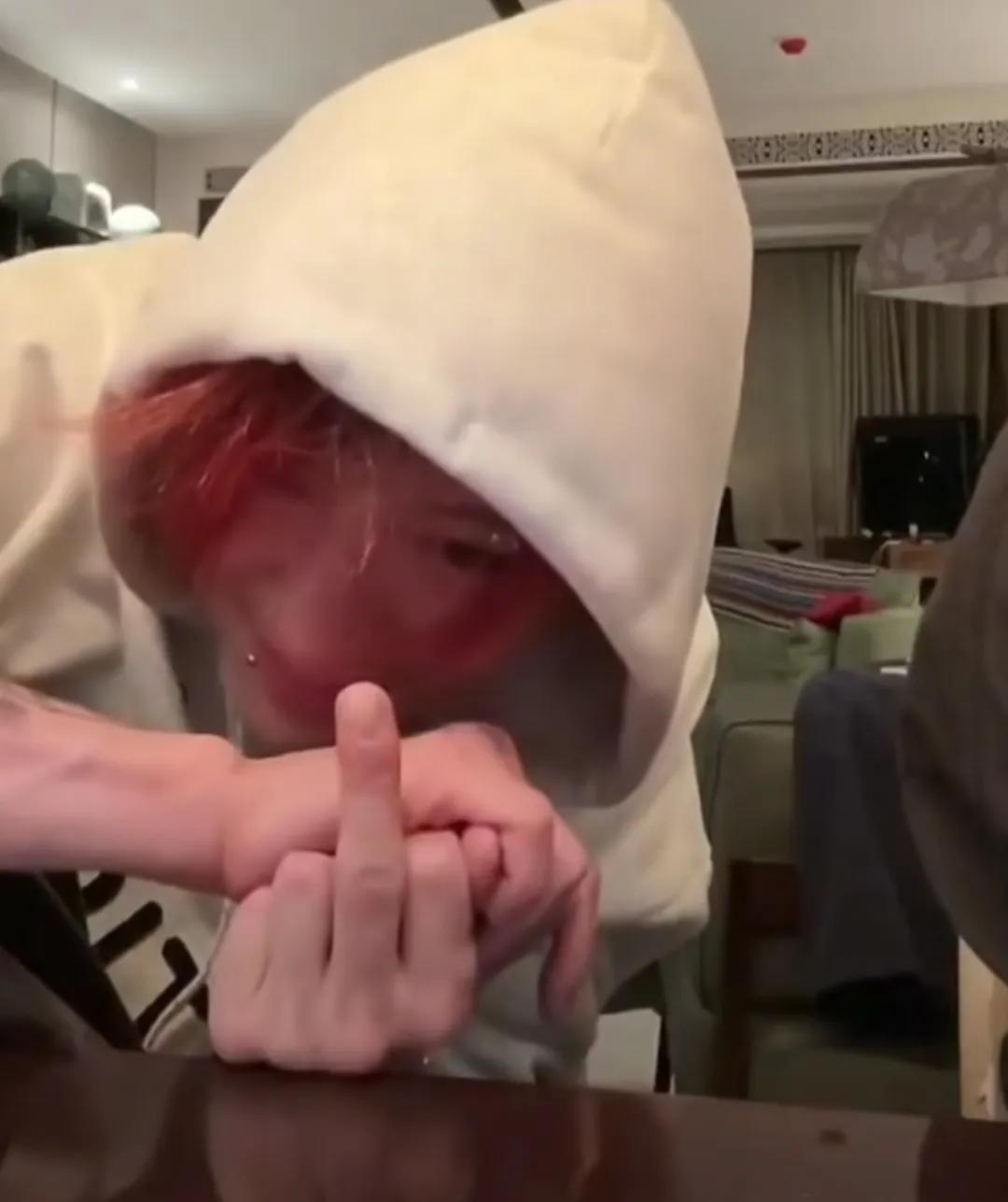 曝！关晓彤鹿晗分手内幕！正主都分手了，粉丝还在替他们“守孝”