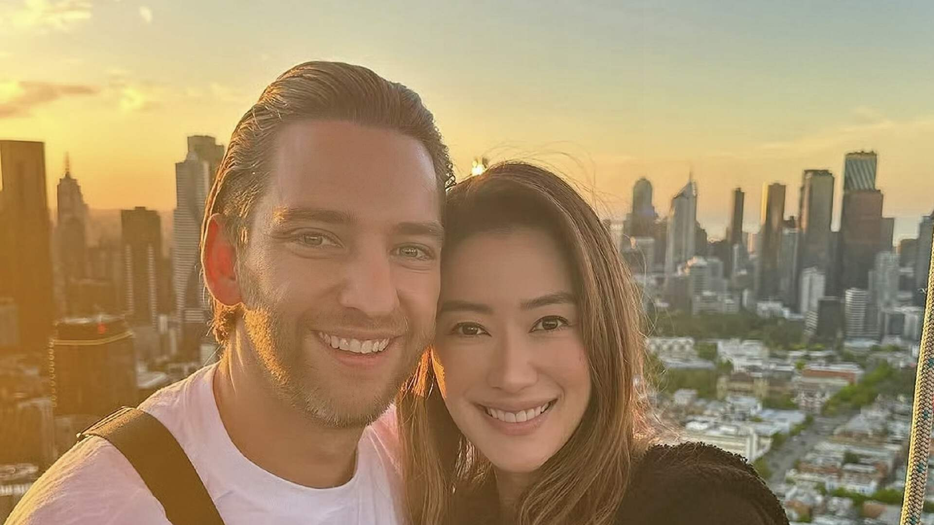 香港知名女星再度怀孕，挺八个月孕肚打网球，疑和男友秘密结婚