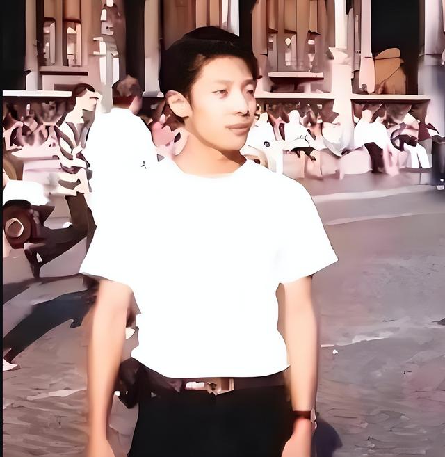 撒贝宁一家现身机场，女儿好漂亮，洋媳妇李白肤白貌美大长腿