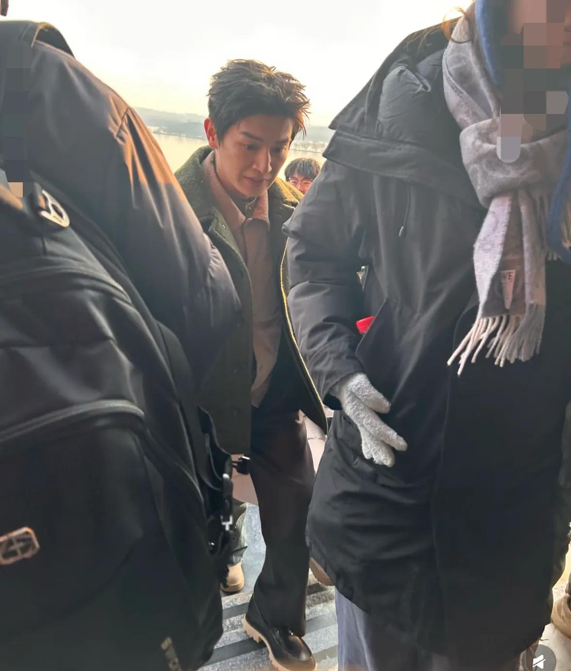 杨旭文拍摄被偶遇,身穿羊羔毛外套,第一眼竟然有大姨的既视感