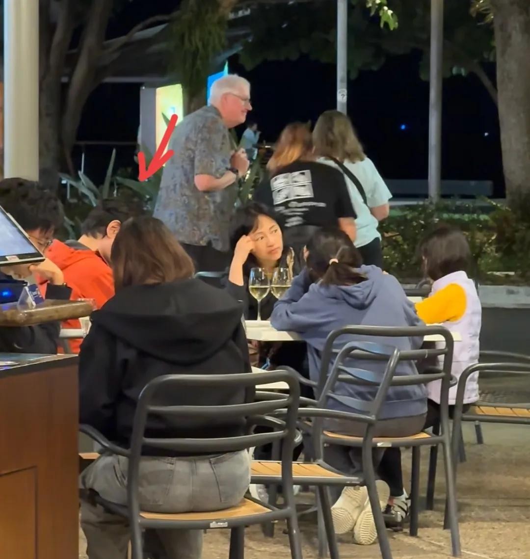 罗海琼一家澳洲度假,穿搭普通像大妈,华谊总裁老公要比她显年轻