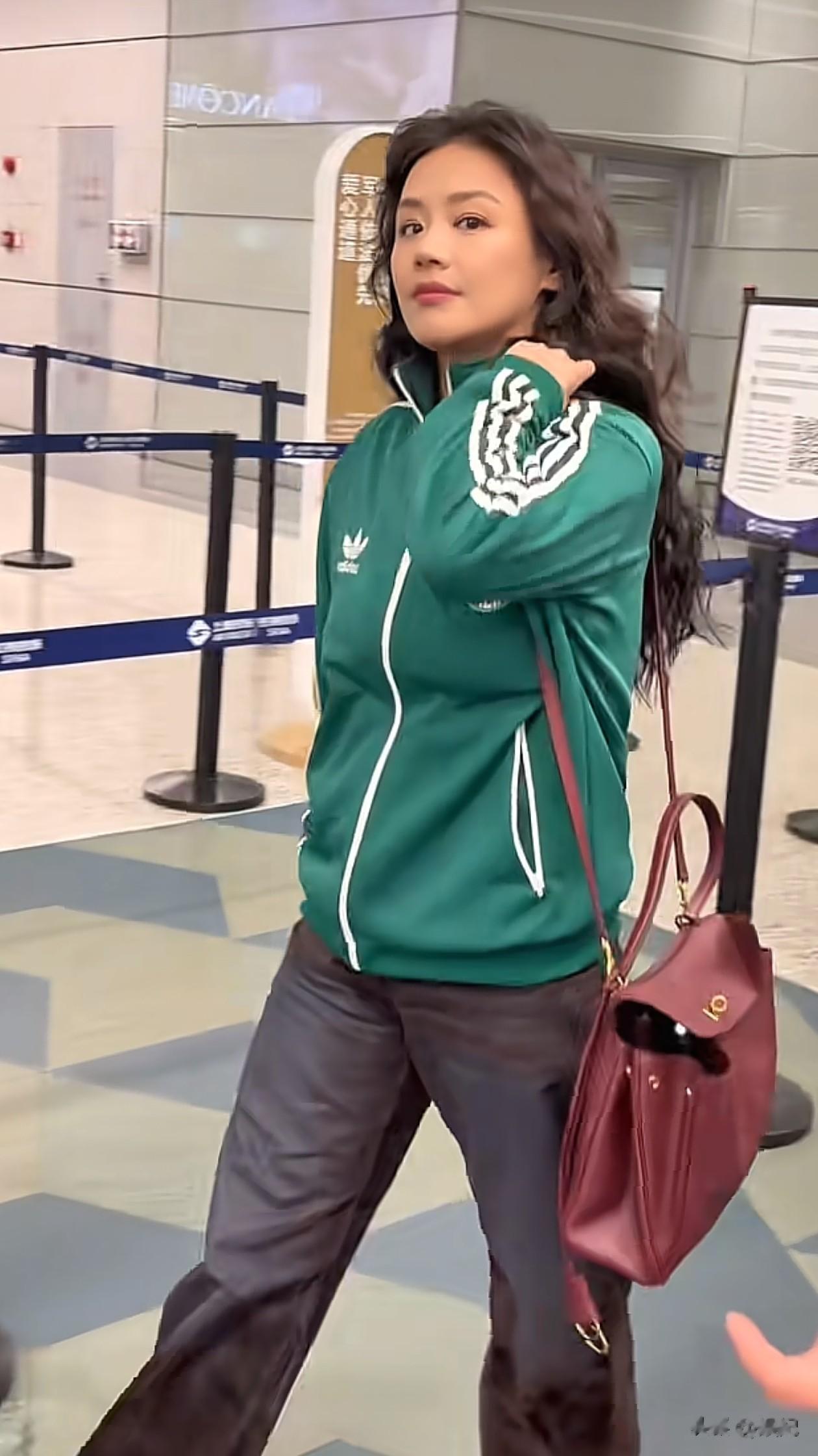 37岁马思纯机场穿搭：微卷发+夹克外套+阔腿裤，笑起来好阳光