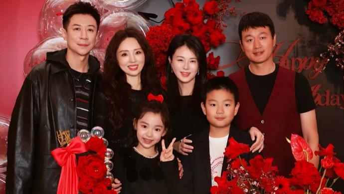 佟丽娅儿子佟俊言首次亮相！身高超小酒窝半头，眉眼再现佟大为年轻风采