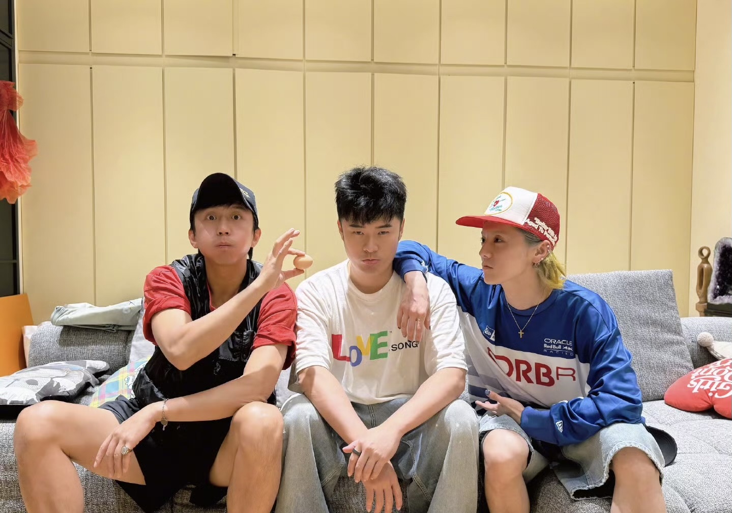 邓超晒与鹿晗陈赫合照,“铁三角”再聚首,网友:这是要组“老年迪斯科”吗?