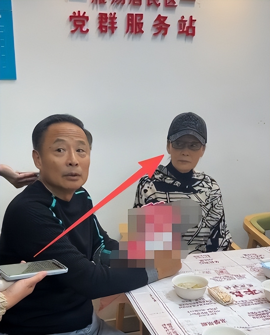 唏嘘！70岁潘虹健康引担忧 眼神痴呆走路直晃 当众骂周野芒不留面子