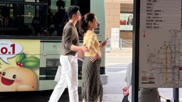 杨采钰日本被偶遇，孕肚明显看着有五六个月，男友陪伴在旁很甜蜜
