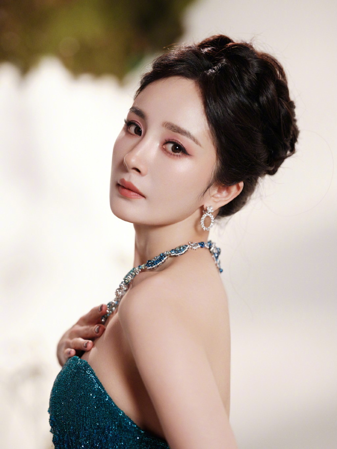 美神降临！杨幂穿30多斤礼服裙亮相活动，盘发造型太绝了