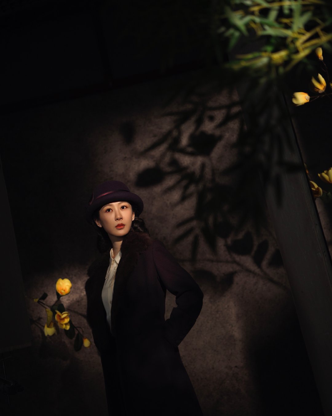 杨紫新剧玉兰花开君再来海口开机，造型复古眼神坚定演技令人期待