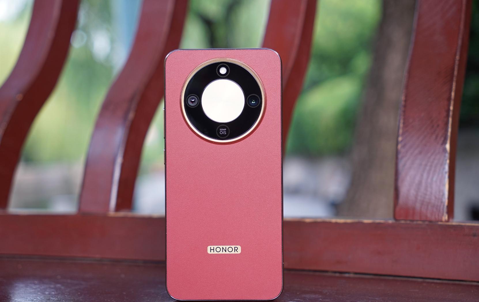 榮耀目前“銷量巨高”的兩款中端機，激活量達到百萬，可以閉眼入