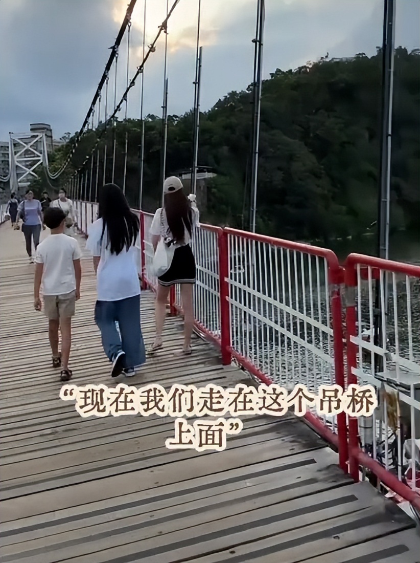 马筱梅带孩子逛台北！小腹隆起太显眼，玥霖争着划船不让后妈受累