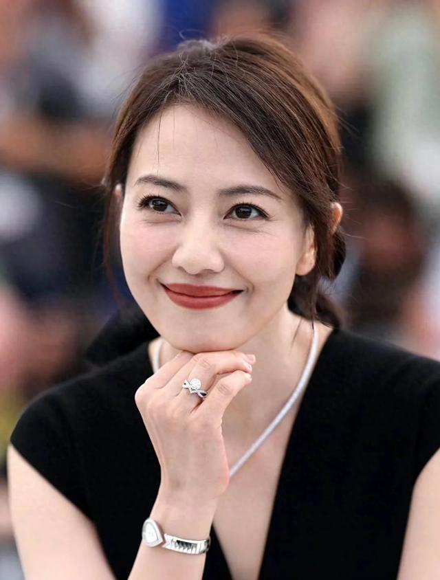 高圆圆戛纳生图,眼角皱纹纵横瞬间老了十岁,美人迟暮真实写照!