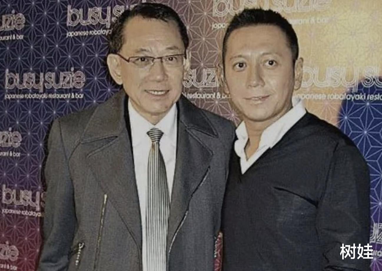 杨其龙罕同框父亲杨受成，58岁头发花白慈眉善目，父子俩长得好像