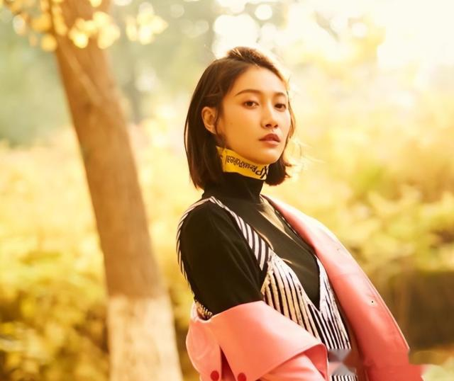 啜妮:长相平平却资源不断,冯小刚评价一针见血,被低估的星二代