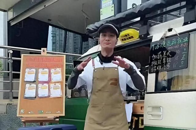 他是高材生,有着双学位证书,还是TVB签约演员