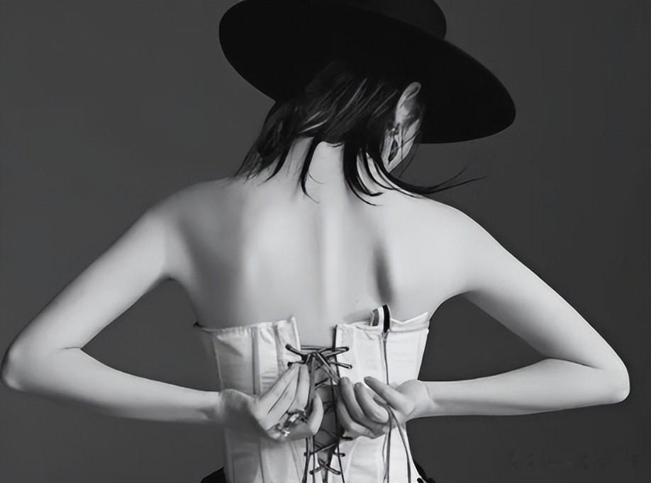 杨幂的腿，倪妮的臀，宋轶的腰，85花的好身材终于藏不住了