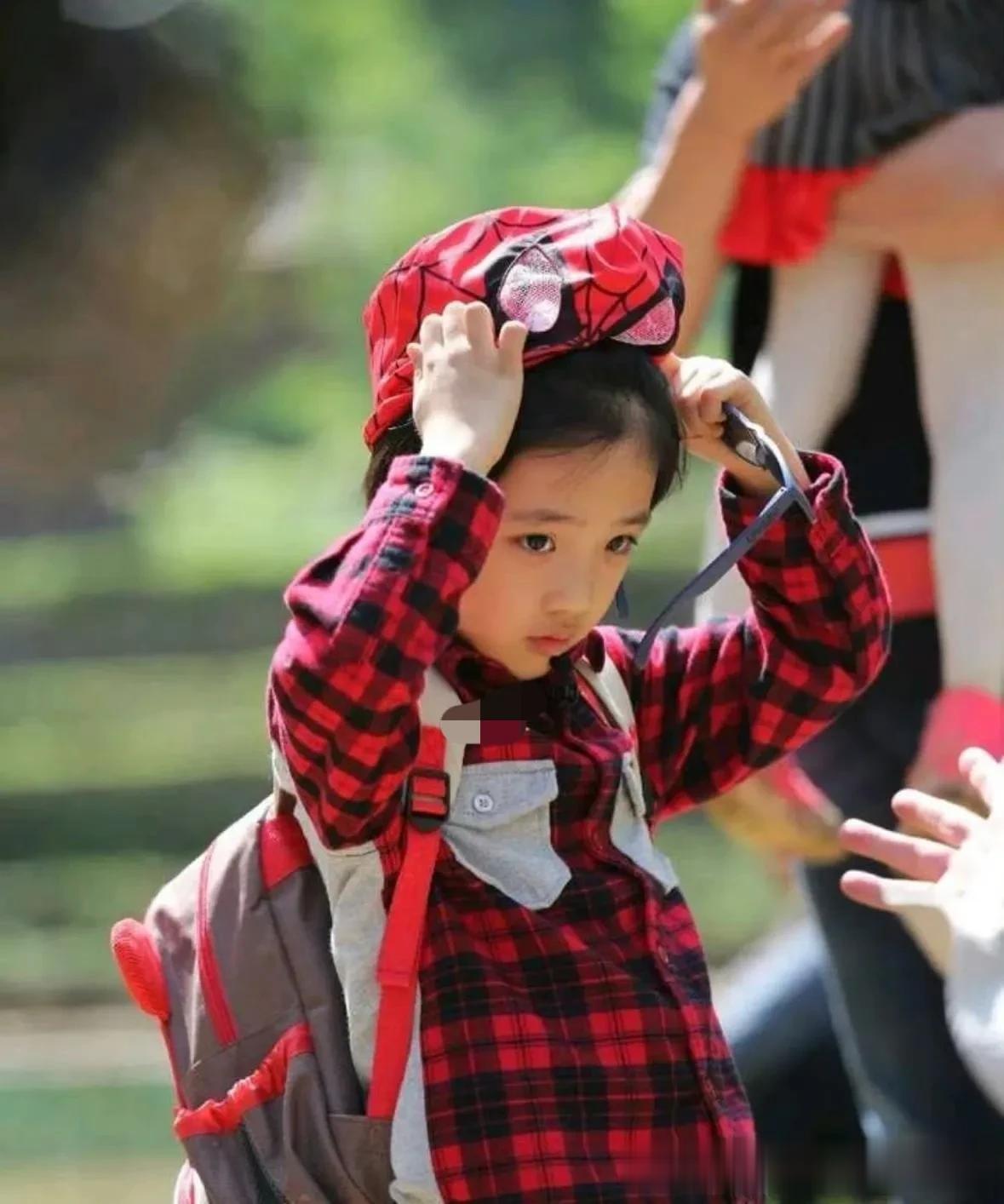 吴镇宇儿子和杨威儿子聚餐,17岁费曼留着一头长发,身材臃肿肥胖