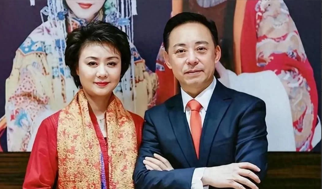 顶流京剧演员香港吐槽引争议,搂抱照再曝绯闻,两人关系真清白?