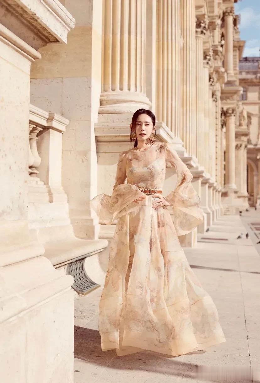 秋瓷炫巴黎时装周压轴登场，透视纱裙配腰封美到窒息，生图绝了！