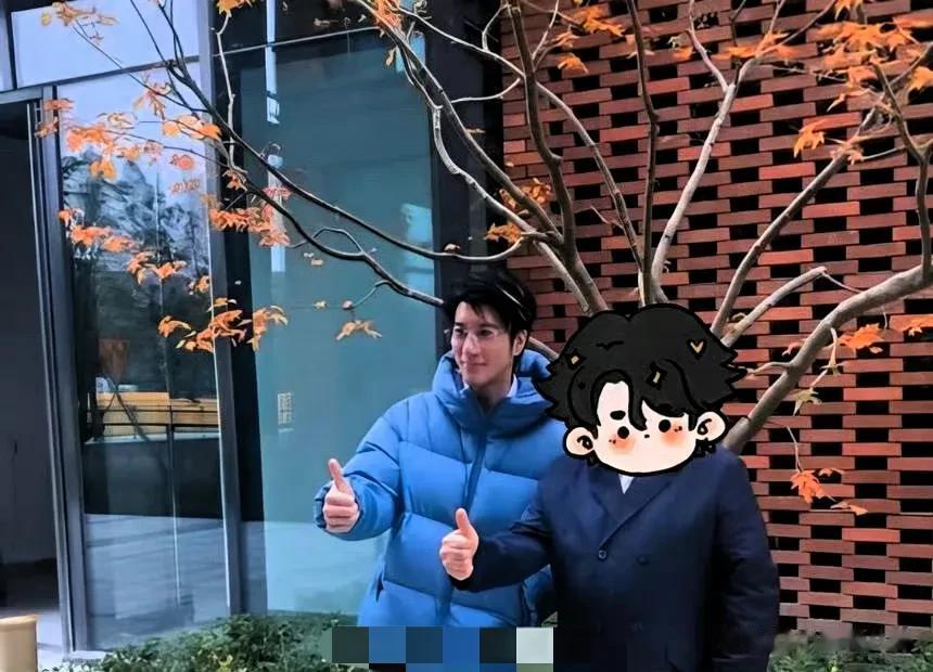 49岁王力宏现身杭州街头，他穿着天蓝色羽绒服，挑染了些许白头发