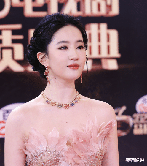 刘亦菲粉色包裙亮相品质盛典,公主发型尽显优雅,网友叹梦回白秀珠