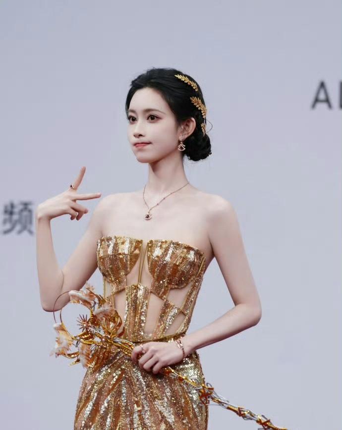 星光大赏孟子义摔出神图，慌乱搀扶掀磕糖热潮，裙摆鎏金绽破碎美