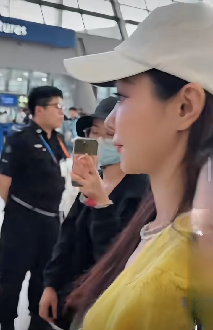 宋轶机场造型清新又撩,白短上衣露纤细小蛮腰,搭黄针织开衫美翻