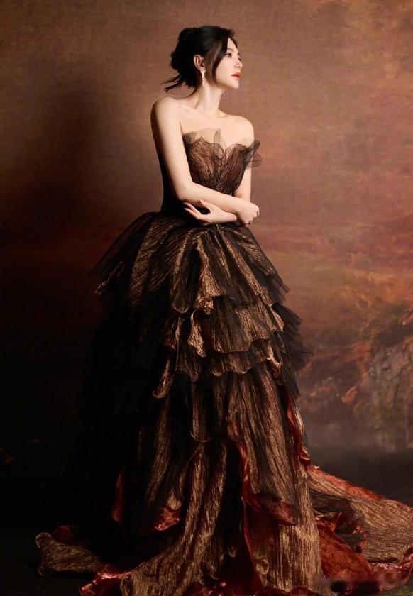 张雨绮,鎏纱叠影,步履生光。