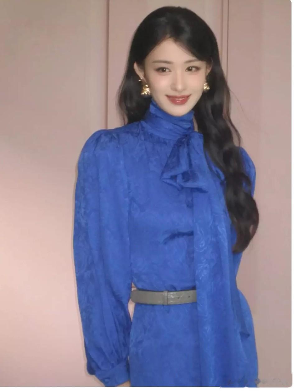 王楚然宝蓝礼裙配珍珠耳饰 优雅秀窈窕身姿