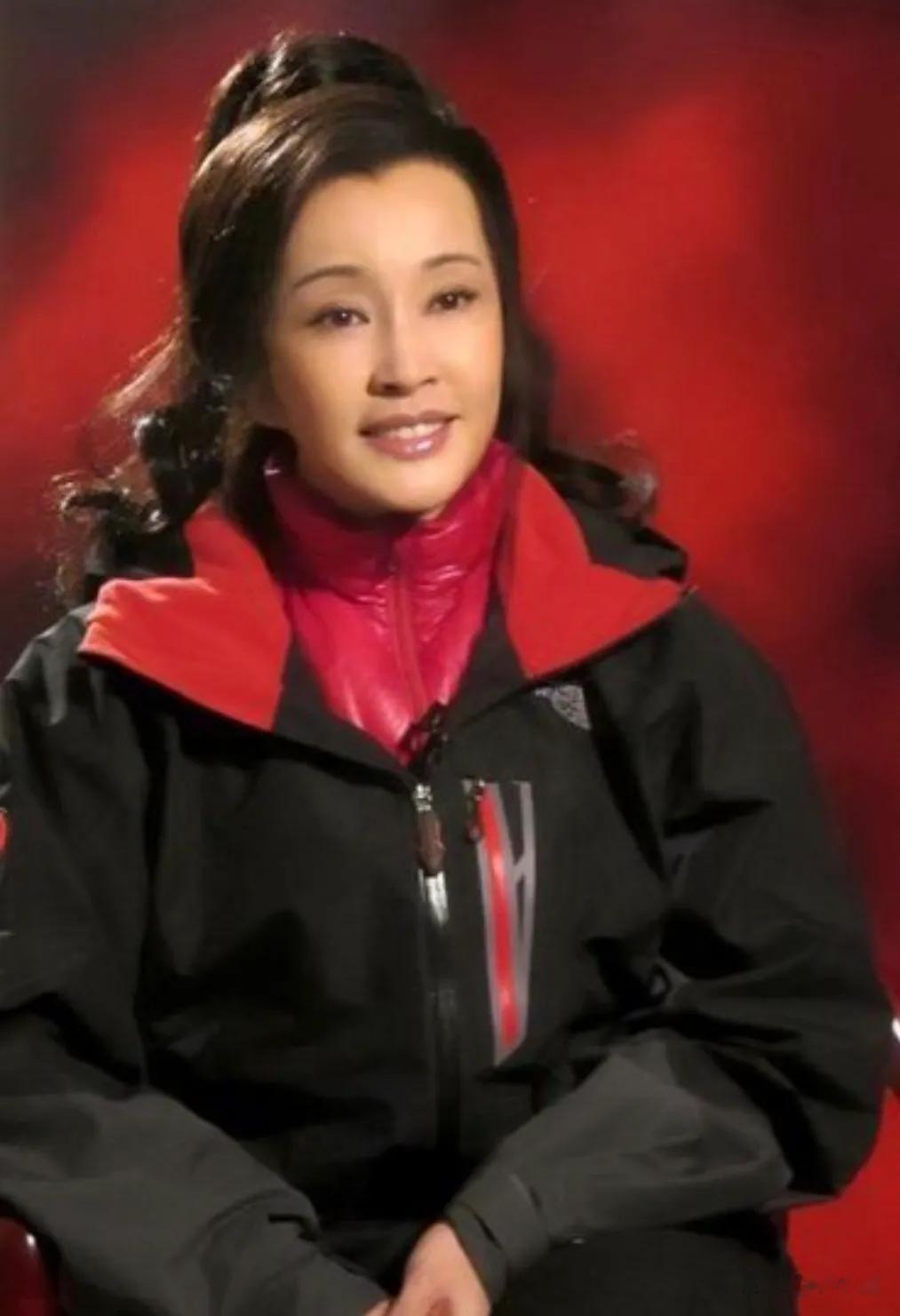 一手带大外甥却被反咬！刘晓庆宣布遗产全捐：亲情在钱面前薄如纸