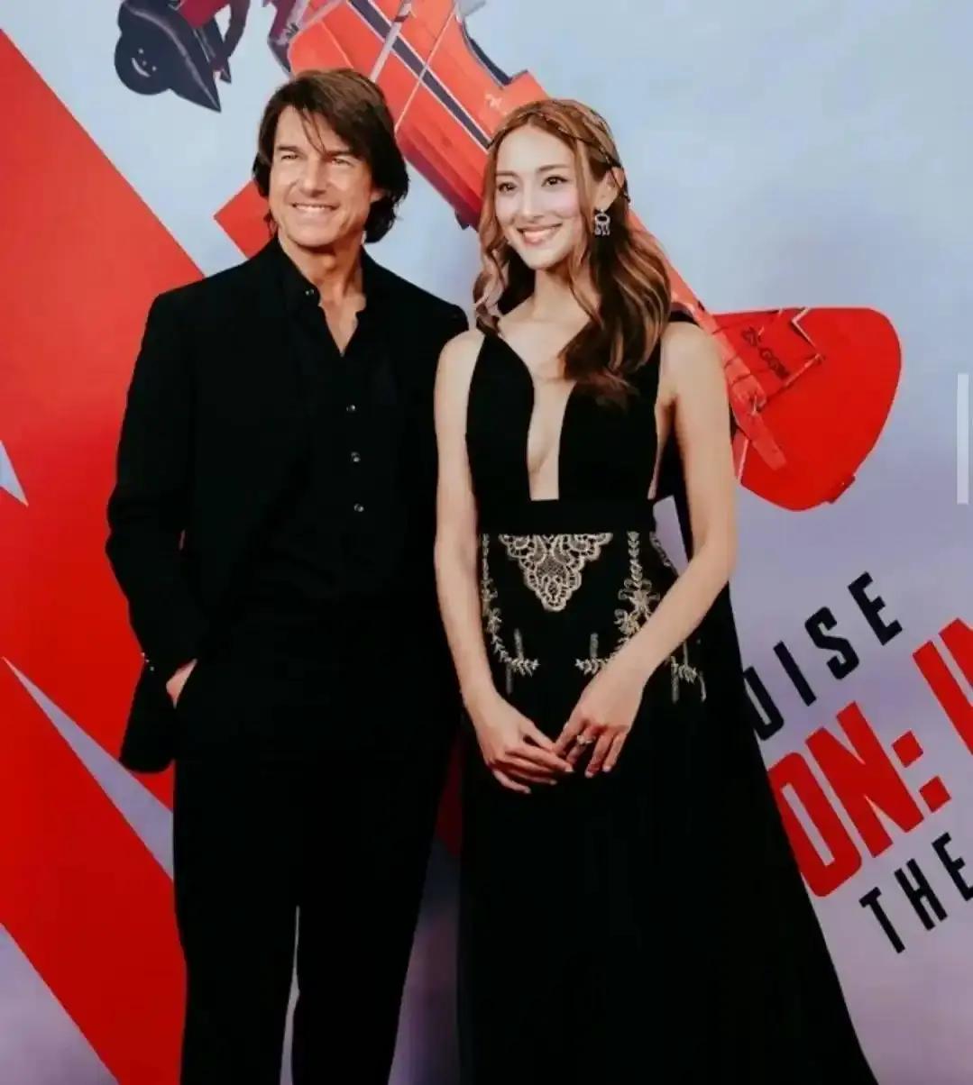 TVB视帝晒出游照，为让儿子学中文入读传统名校，被嘲靠老婆养