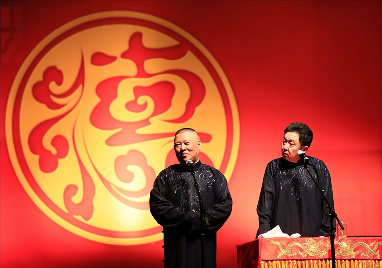 好卑微！郭德纲新剧开机，秦霄贤跑着撑伞讨好，合影依旧是背景板