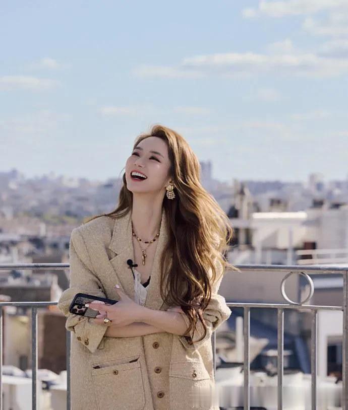 戚薇私服造型真时髦!穿西装+白色长裙,减龄又高级!