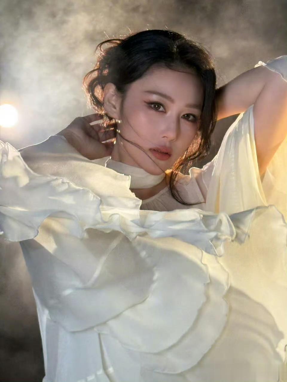 张馨予白纱造型光影交织，冷艳氛围感尽显御姐魅力