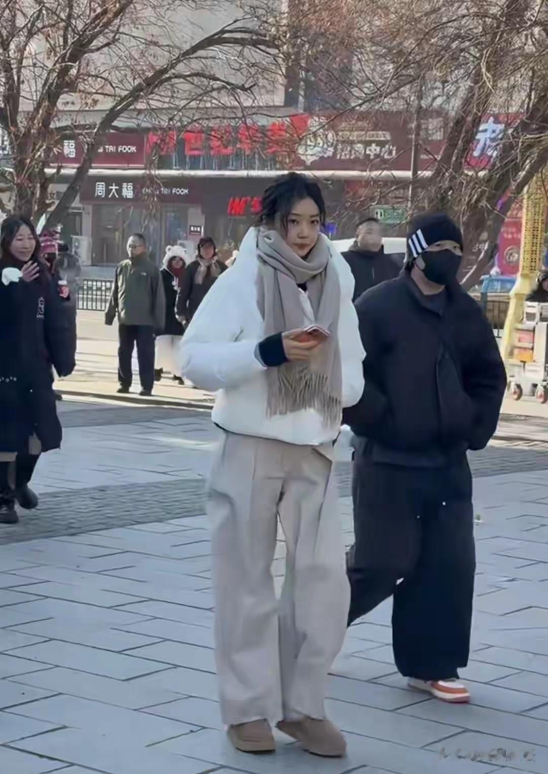 孙千哈尔滨路透生图，又瘦又高腿长超吸睛，素颜笑起来太甜了