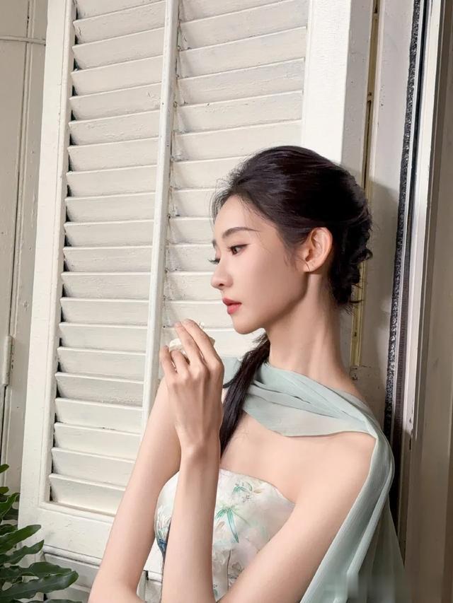 张艺凡REDGALA春天开幕式 温婉江南美人 ???