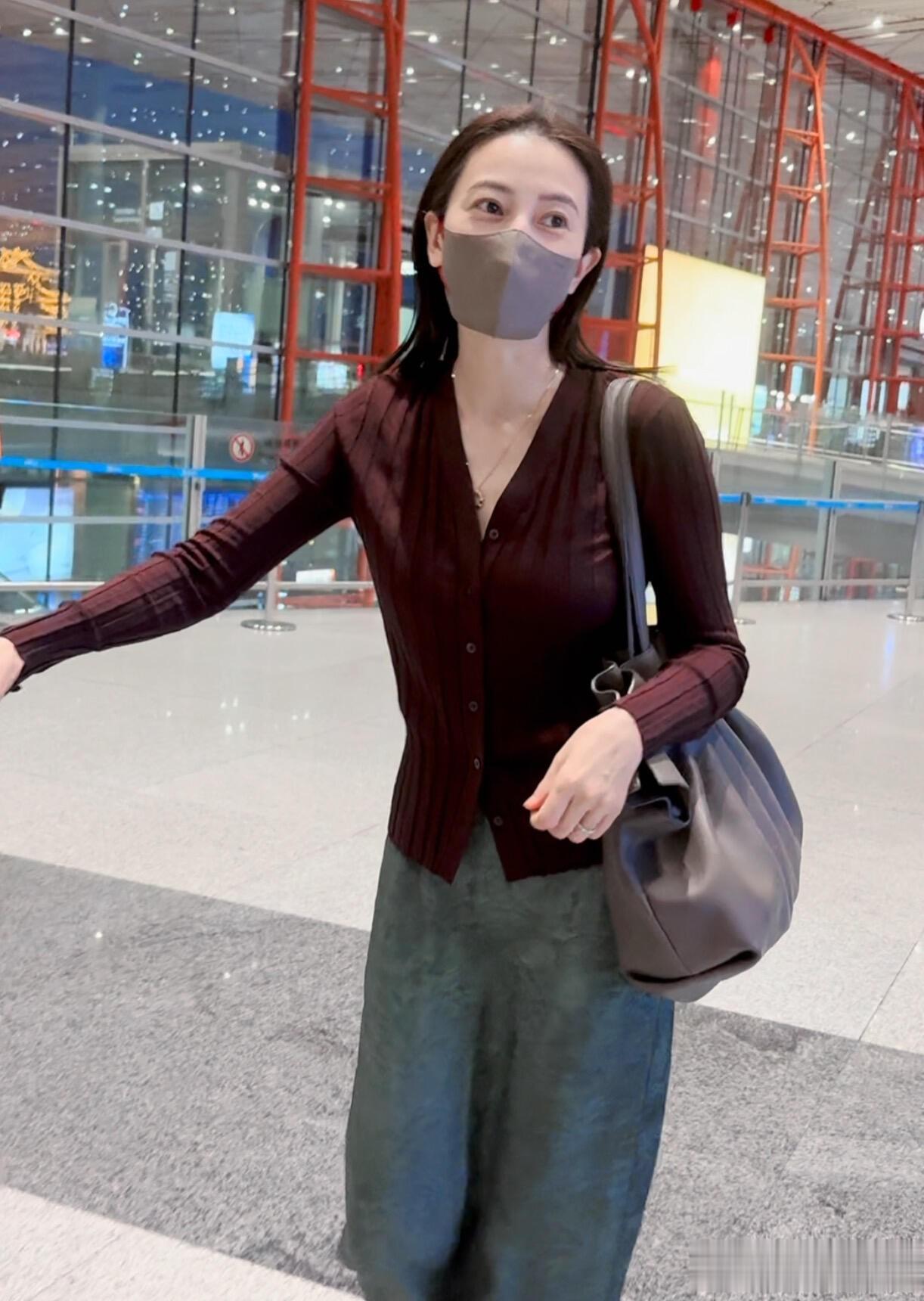 高圆圆今日机场路透照，穿咖色针织衫配绿色半裙 眼睛又大又亮好美