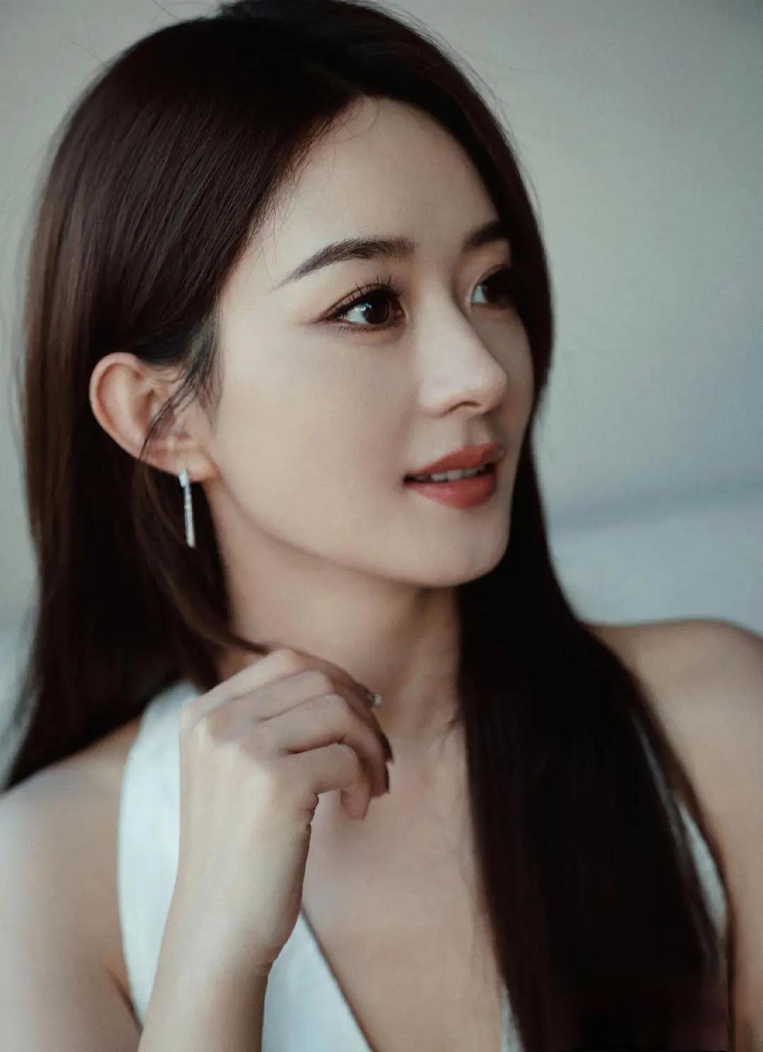 赵丽颖直播穿白色露背马甲，黑长直发型尽显优雅气质