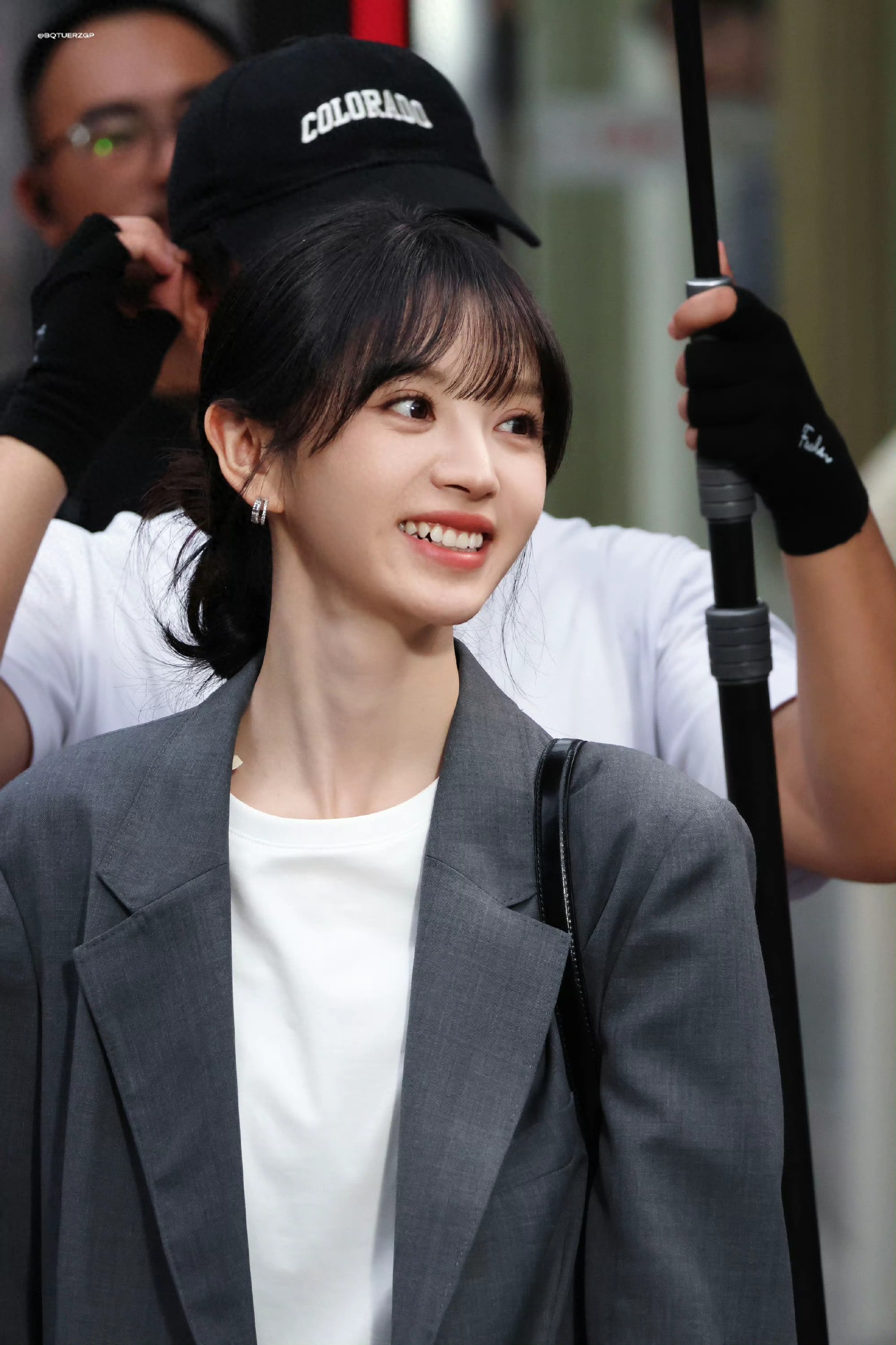 田曦薇拍戏被偶遇，灰色西装搭牛仔裤很干练清爽，她笑起来真好甜