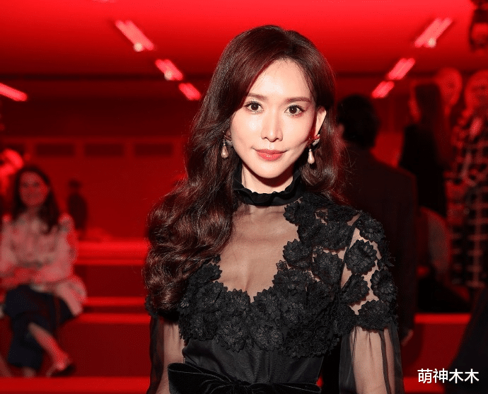 中国明星看秀待遇:王一博被拦下,舒淇获CEO迎接,肖战规格高