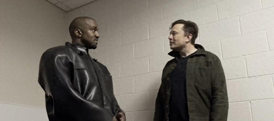 马斯克与坎耶罕见同框,科技大亨在一群美女面前局促不安