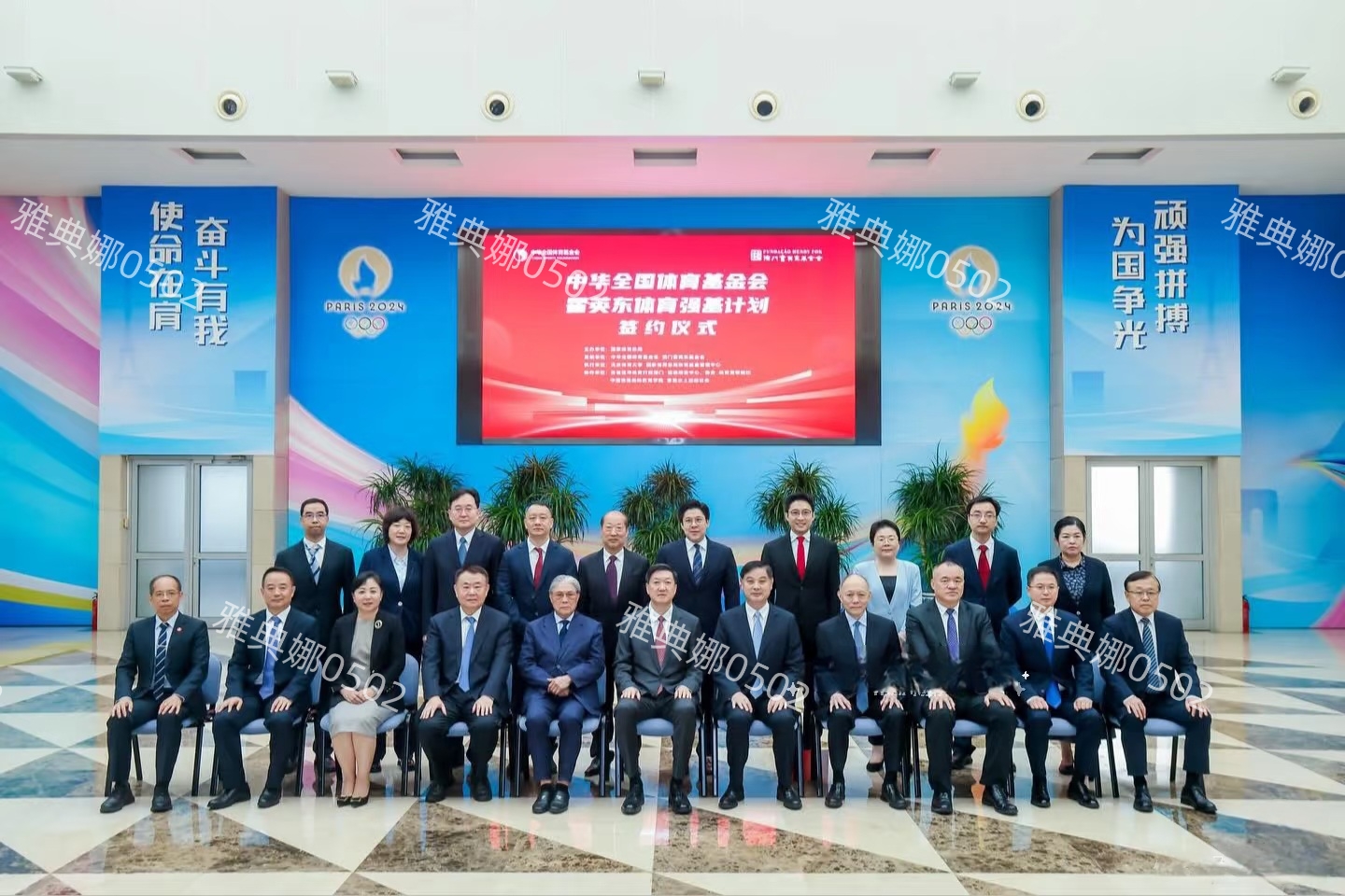 霍震霆父子三人现身北京时间博物馆，没见到郭晶晶被霍启山圈粉了