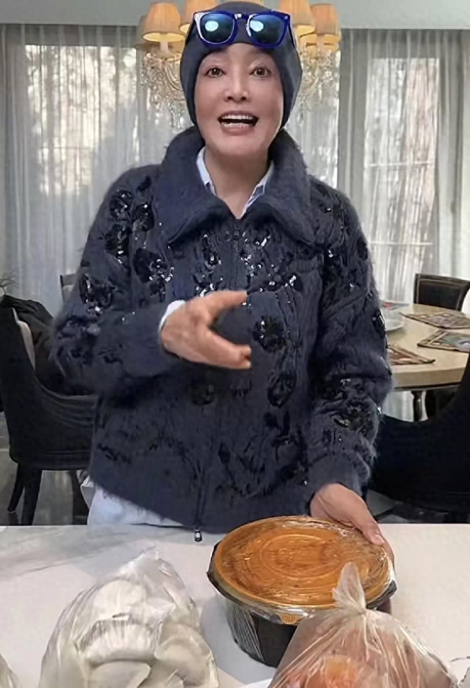 张兰去汪小菲家过冬至！醉蟹牛排喂饱儿子儿媳，冬至投喂太暖心