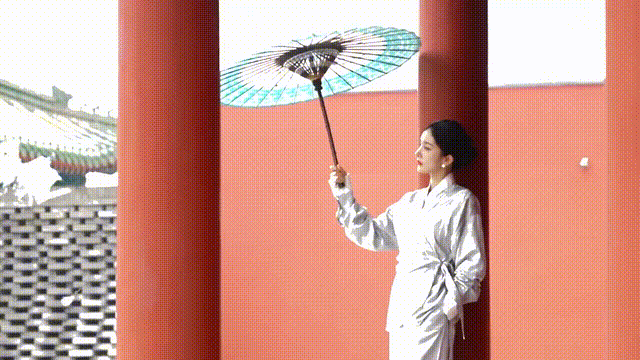 杨幂登上官媒杂志封面,她撑油纸伞在隆福寺拍照,她穿红色旗袍美