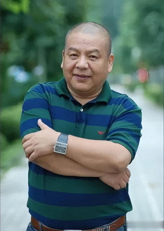 68岁演员刘惠晒北京别墅，上下三层有电梯，酒柜里茅台抢镜